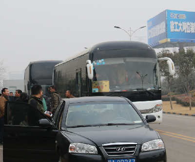 铲运客户乘坐河南路友班车到达安博web版登录入口厂家
