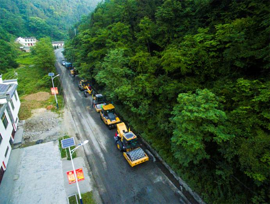 安博web版登录入口成套机械助力安康省道部分路段建设