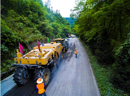 安博web版登录入口成套道路机械助力安康省道部分路段建设