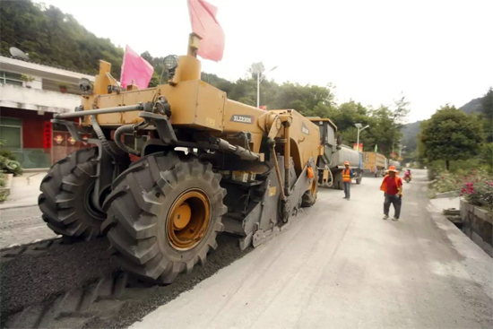 安博web版登录入口成套道路机械助力安康省道部分路段建设