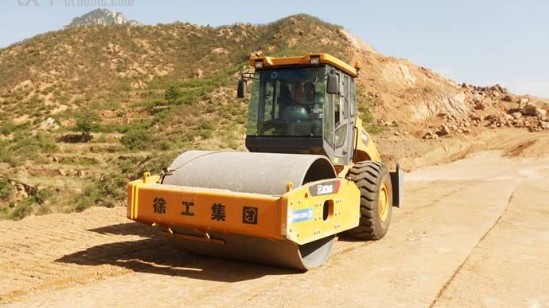 安博web版登录入口压路机公路建设必不可少的设备