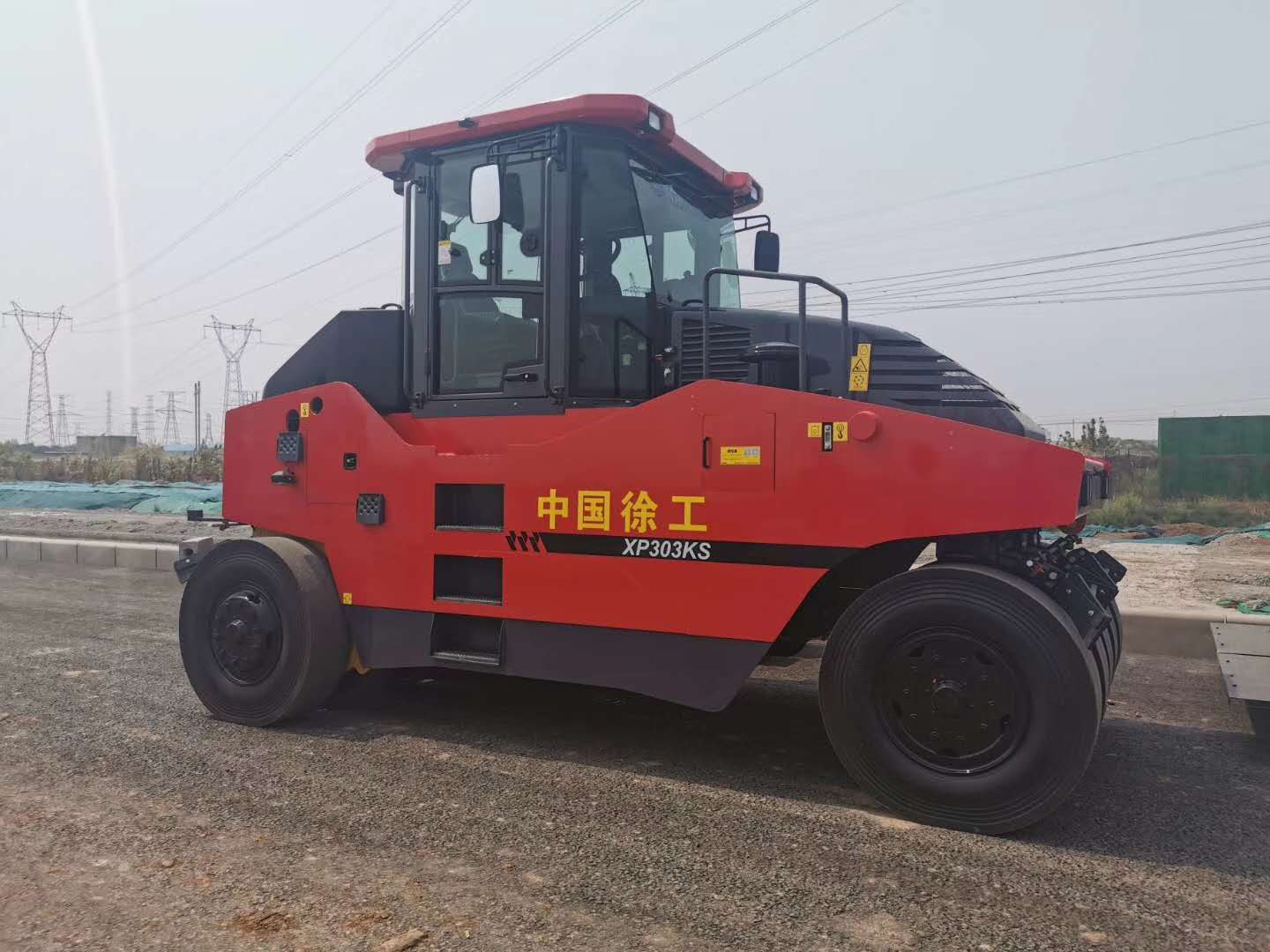安博web版登录入口XP303KS中国红胶轮压路机