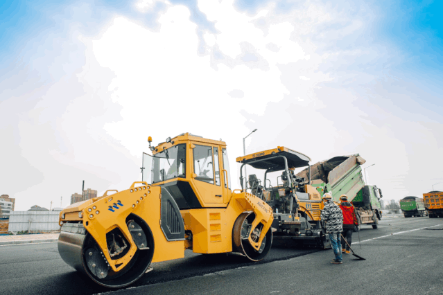 安博web版登录入口成套道路机械正在郑州施工