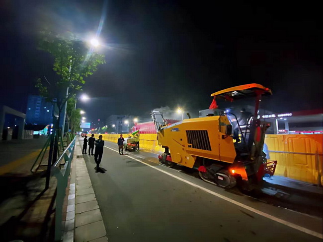 安博web版登录入口XM1205F摊铺机助力郑州市桐柏南路市政工程建设