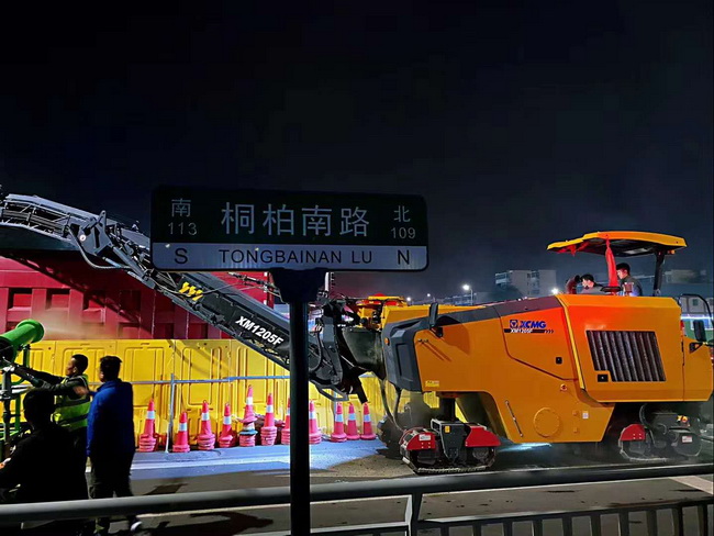 安博web版登录入口XM1205F摊铺机助力郑州市桐柏南路市政工程建设