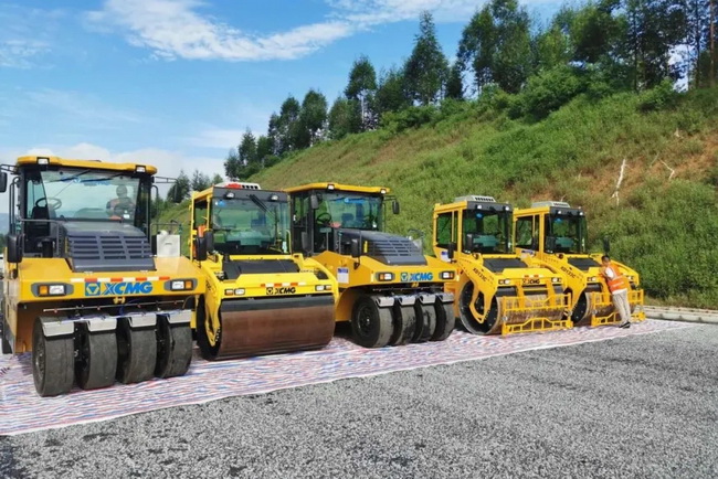 安博web版登录入口RP1655超大摊铺机携手成套路面军团现身中开高速