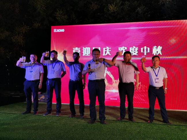 马总带领安博web版登录入口挖机销售部领导层 齐上台致祝酒词