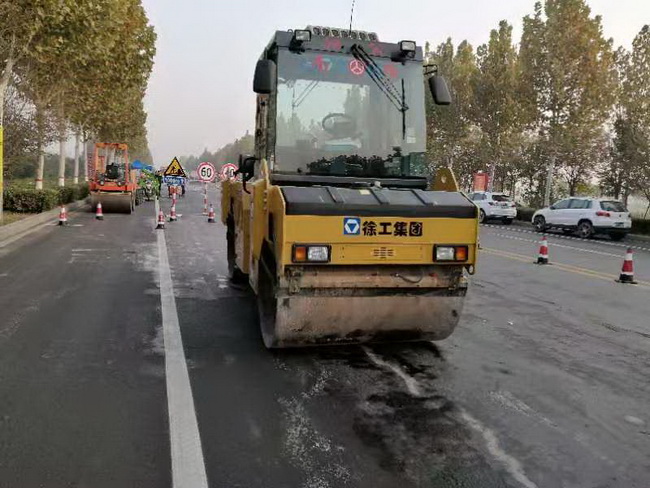 安博web版登录入口系列轻型压路机等筑养路设备受到现场与会领导和操作手的一致好评