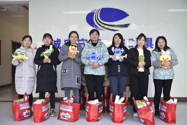 安博web版登录入口为女神们准备了精美礼品