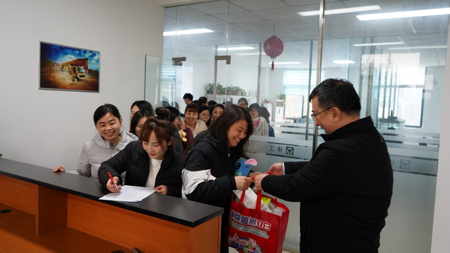 安博web版登录入口 总经理袁总为女神们送礼品