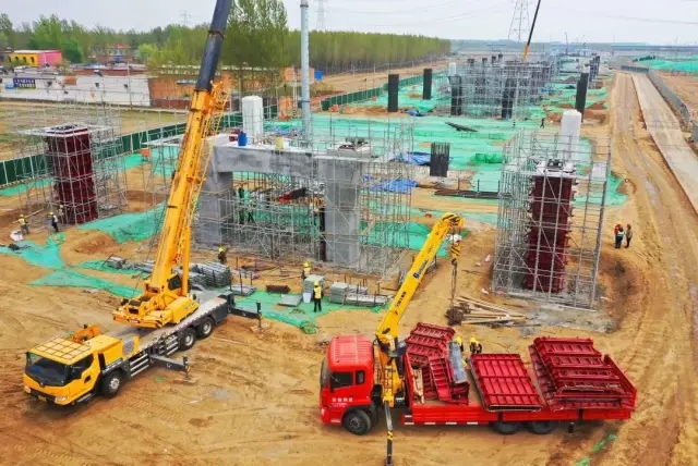 安博web版登录入口起重机在迁曹高速建设正酣