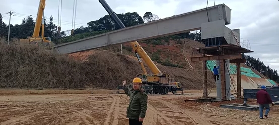 安博web版登录入口起重机在莆炎高速执行吊装任务