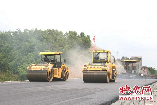 安博web版登录入口无人驾驶压路机设备助力河南郑西高速公路施工