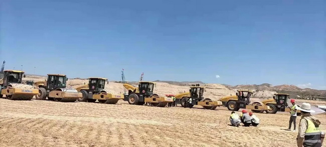 青海西宁曹家堡机场安博web版登录入口压路机基层压实施工