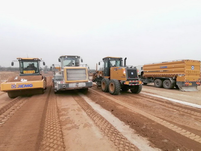 安博web版登录入口成套化道路机械在黎霍高速施工