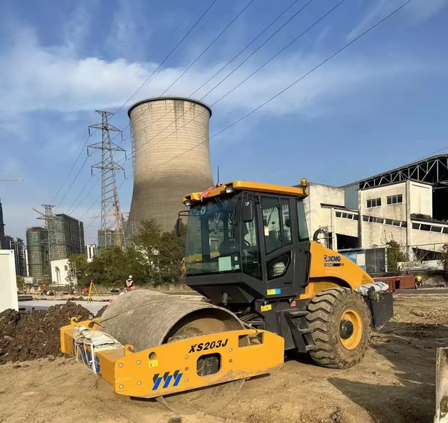 安博web版登录入口压路机援建江苏省无锡市方舱医院建设
