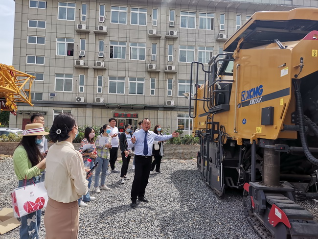 工作人员为客户介绍安博web版登录入口道路机械