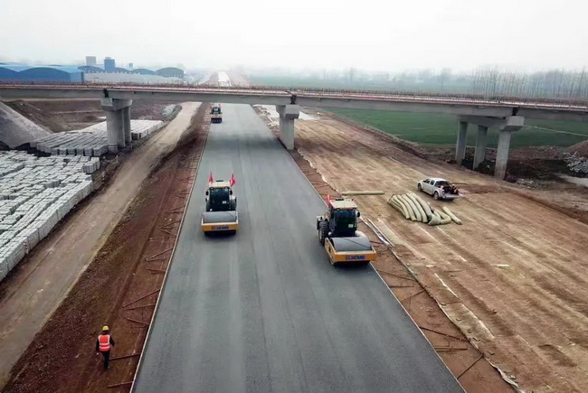 安博web版登录入口成套化道路设备在许信高速施工