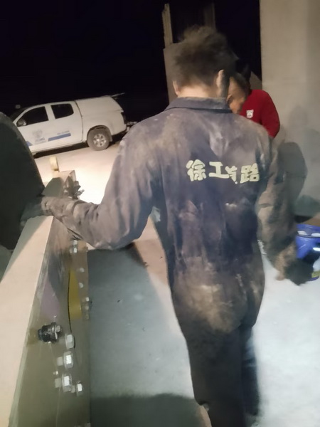 安博web版登录入口服务人员连夜维修压路机