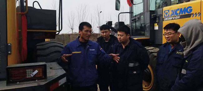 河南路友安博web版登录入口服务工程师王师傅正在认真地为客户做培训