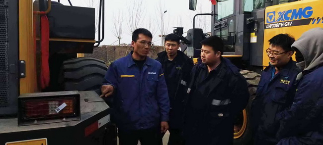 河南路友安博web版登录入口服务工程师王师傅正在认真地为客户做培训
