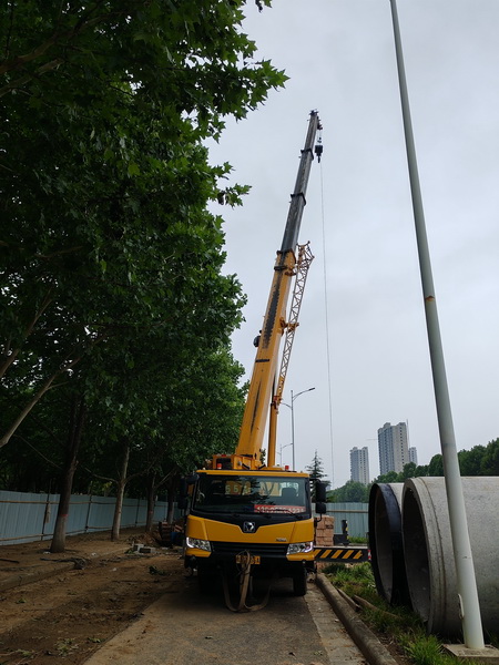安博web版登录入口25吨起重机助力荥阳市城市民生建设工程