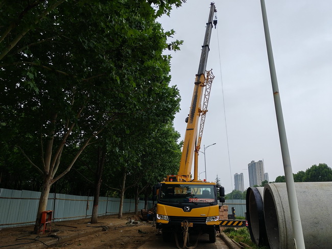 安博web版登录入口25吨起重机助力荥阳市城市民生建设工程